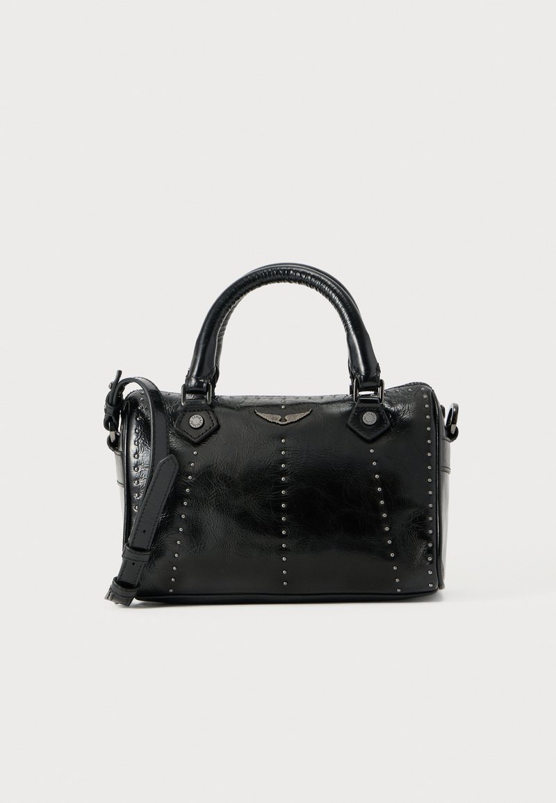 Μαύρη δερμάτινη τσάντα χειρός με δομημένο σχήμα, διακοσμημένη με ασημένιες τρουκς, διπλές επάνω λαβές και αποσπώμενο ιμάντα ώμου.
