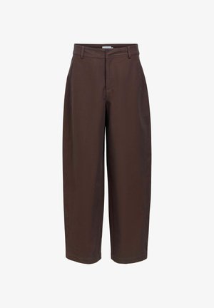 Egyenes szárú, sötétbarna nadrág övbemenetekkel, elülső cipzárral és klasszikus, szabott fazonban.