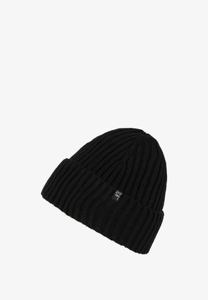 Černá pletená čepice s jemným vzorem, která má ohnutý lem a malou bílou štítkovou cedulku na boku.