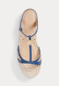 Sandale en cuir bleu avec une semelle en corde tissée, dotée d'une bride de cheville réglable et de garnitures dorées portant le logo "RL" à l'avant.