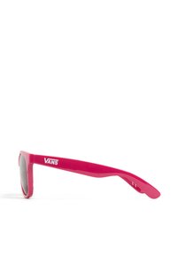 Occhiali da sole di plastica rosa con forma rettangolare, lenti grigie e il logo "VANS" stampato sul lato. Texture liscia e finitura lucida.
