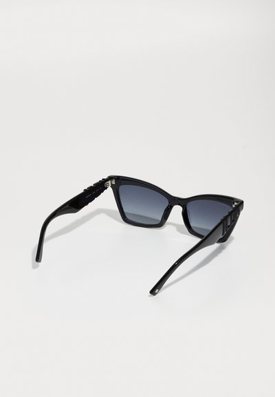Ochelari de soare negri, cu formă cat-eye, finisaj lucios, cu lentile gradient și elemente decorative pe brațele ochelarilor pentru un plus de detaliu.