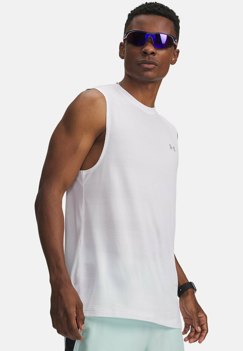 Biała bezrękawnikowa sportowa koszulka wykonana z oddychającej siateczkowej tkaniny, z okrągłym dekoltem i małym szarym logo na górnej lewej stronie.