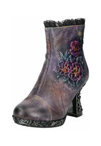 Botín de cuero morado hasta el tobillo con grabado floral, tacón negro texturizado y cuello con volante. Presenta costuras detalladas y acentos decorativos.