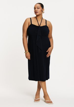Navyblaue Halterkleid aus weichem Stoff, mit gerafftem Oberteil und fließendem Rock, der ein dezentes Drapierungsdetail aufweist.