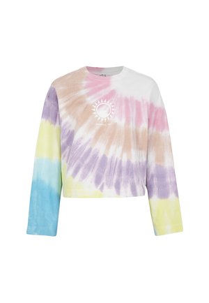 Langärmliges, cropped Batik-Sweatshirt mit pastellblauen, gelben, violetten, pinken und beigen Wirbelfarben und einem weißen Sonnenlogo in der Brustmitte.
