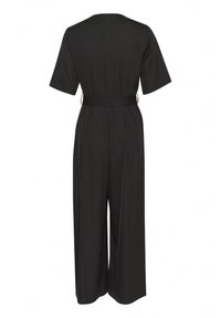 Svart jumpsuit med kort ärm, bälte i midjan, vida ben och slät, lättviktsmaterial. Inga tydliga mönster eller accenter.