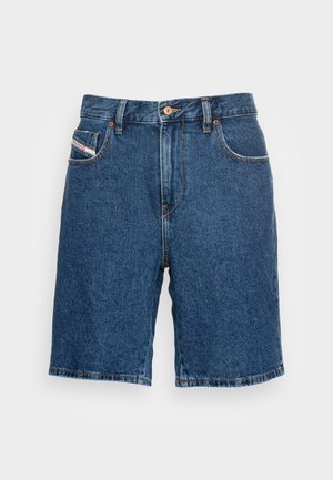 Blaue Denim-Knielange Shorts mit Frontknopf, Gürtelschlaufen und sichtbaren Vordertaschen vor neutralem hellem Hintergrund.