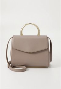 Borsa strutturata in pelle beige tenue con manico metallico curvo, chiusura a patta, tracolla staccabile e dettagli di design minimalisti.
