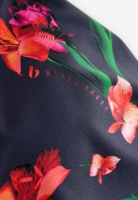 Ziedu zīda audums ar lielām rozā un oranžām ziedu rakstām uz tumša fona, ar smalki sarkanā krāsā uzdrukātu "b by Ted Baker".