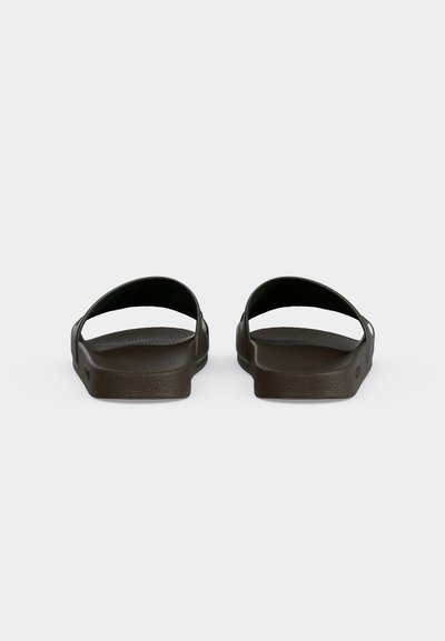 Paire de sandales slides marron foncé à bout ouvert avec semelles texturées, vues de dos sur fond blanc uni.