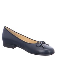 Ballerine in pelle blu navy con punta rotonda, sottile fiocco decorativo davanti e tacco basso impilato. Texture liscia, dettagli di cucitura minimi.