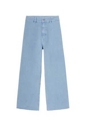 Jeans en denim bleu clair à jambes larges, présentant une taille haute, une fermeture à boutons et un design minimaliste sans embellissements supplémentaires.