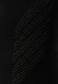 Tela negra con tres rayas diagonales texturizadas en un tono negro ligeramente más claro, creando un patrón sutil.