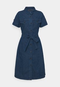 Jeanskjolklänning i mörkblått, med korta ärmar, knäppning framtill, två bröstfickor och ett vävt midjeband.