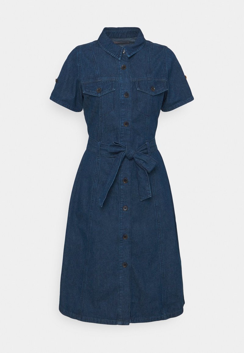 Jeanskjolklänning i mörkblått, med korta ärmar, knäppning framtill, två bröstfickor och ett vävt midjeband.