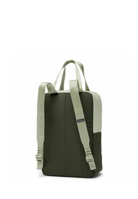 Zaino imbottito verde e grigio chiaro con doppie cinghie, maniglia resistente, fibbie regolabili e forma rettangolare. Logo visibile.
