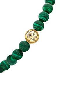 Collana di perle in malachite con perle verdi tonde caratterizzate da striature variabili, accentuata da una perla decorativa dorata con una pietra nera.