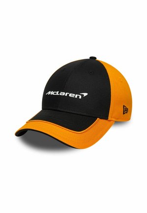 Schwarze und orange Kappe mit gebogenem Schild, New Era-Logo an der Seite und "McLaren"-Logo in Weiß auf der Vorderseite. Aus Baumwolle, strukturiertes Design.