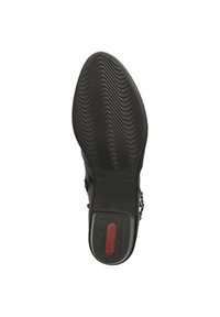 Suela de zapato negra con un patrón de olas texturizado, que presenta un logo rojo y un acento de cadena en el costado. El material parece de goma y duradero.