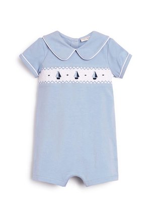 Jasnoniebieski kombinezon z krótkimi rękawami, białym kołnierzykiem i marszczonym wykończeniem z motywami żaglówek. Miękki bawełniany materiał o gładkiej fakturze.