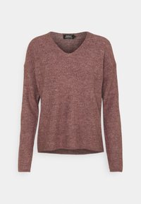 Sweter z dekoltem w kształcie litery V, z długimi rękawami w ciepłym odcieniu mauve, o miękkiej prążkowanej teksturze i luźnym kroju. Metka pokazuje nazwę marki "ONLY."