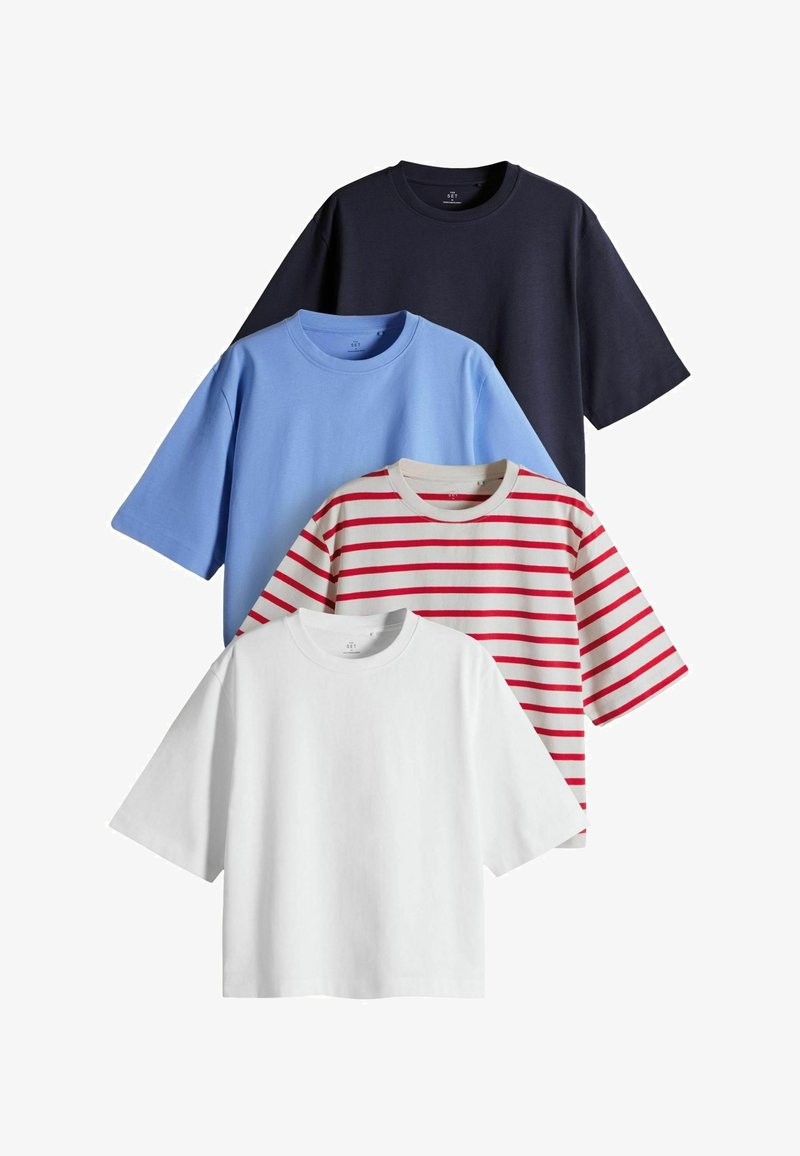 Fire t-shirts: marineblå, lyseblå, hvid og et stribet design med rød og hvid. Hver t-shirt har korte ærmer og en rund halsudskæring.