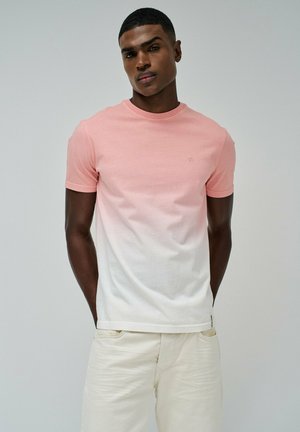 Camiseta de manga corta con un degradado de rosa claro a blanco. Hecha de algodón, cuenta con un cuello redondo y un pequeño logo en el pecho.