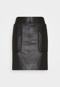 Svart läderkjol med en åtsittande silhuett. Har två stora framfickor och synlig sömnad. Den släta, blanka texturen förstärker designen.