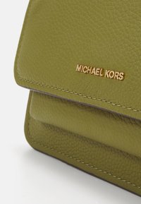 MICHAEL Michael Kors CLAIRE - Soma ar siksnu pāri ķermenim - smokey olive