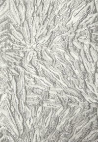 Tissu argenté et blanc avec des motifs brillants, texturés et organiques rappelant des feuilles abstraites ou des branches de corail.