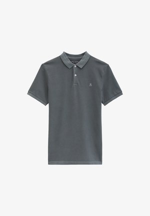 Donkergrijs poloshirt met korte mouwen, een kraag, twee knopen en een klein "MOP"-logo op de linkerborst.