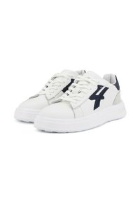 Scarpe da ginnastica bianche con parte superiore in pelle liscia, dettagli blu navy, chiusura con lacci, collare imbottito e una spessa suola in gomma bianca.