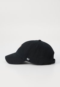 Sort bomulds caps med en buet skygge, justerbar rem og broderet logo på fronten. Har seks ventilationshuller.