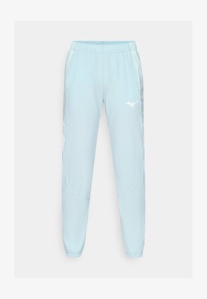 Pantaloni sportivi de culoare albastru deschis, realizati dintr-un material neted, având un elastic în talie, picioare înguste și un logo alb pe coapsa stângă.