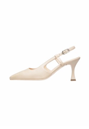 Pump in pelle beige a slingback con punta appuntita, dettagli a taglio, fascia regolabile e tacco sottile. Texture liscia e design minimalista.