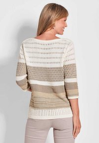 Maglione a maglia con scollatura ampia, caratterizzato da righe alternate di crema e beige, motivi a traforo e maniche a tre quarti.