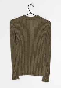 Maglione a maniche lunghe verde oliva, a coste, con un colletto alto e una linea dritta. Il materiale è testurizzato con righe verticali e bordi cuciti.