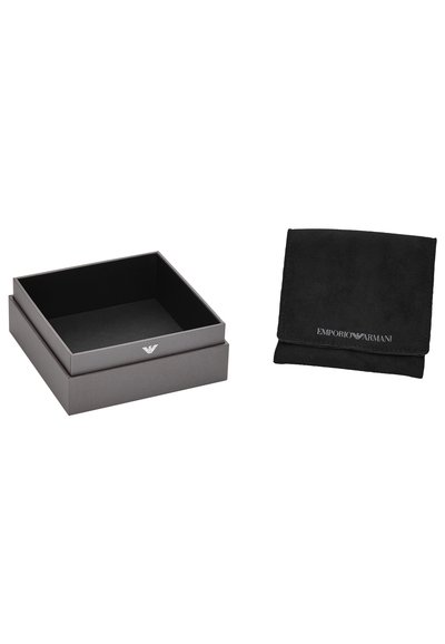 Caja de regalo negra con acabado mate y un logotipo en relieve, junto a una bolsa de ante negra plegada con el texto "EMPORIO ARMANI."