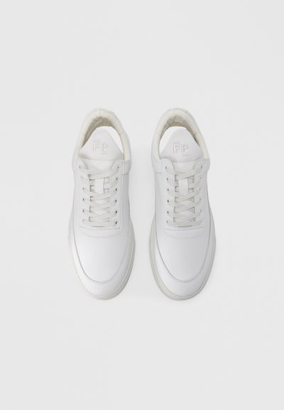 Άσπρα δερμάτινα sneakers με λείο φινίρισμα, στρογγυλερή μύτη και έξι τρύπες για κορδόνια. Εντυπωμένο λογότυπο στη γλώσσα και επένδυση με μαξιλάρι στο εσωτερικό.