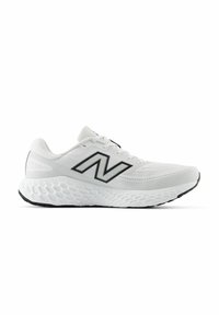 Zapatilla deportiva blanca con parte superior de malla transpirable, detalles en negro, suela gruesa y texturizada, y una forma ergonómica y elegante.