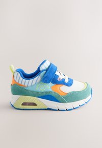 Baskets colorées pour enfant avec des panneaux bleus, verts, orange et blancs, bride à scratch bleue et doublure intérieure rayée.