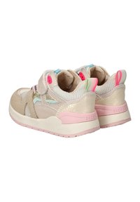Lichtbeige sneakers met gaaspanelen, roze accenten en een gestructureerd ontwerp aan de zijkant. Klittenband en een gevoerde kraag voor extra comfort.