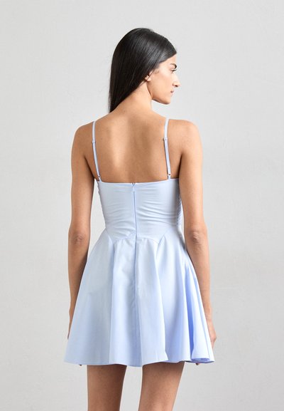 Lichtblauwe jurk met een aansluitende bustier, verstelbare spaghettibandjes, een uitlopende rok en een ritssluiting aan de achterkant. Gladde stofstructuur.
