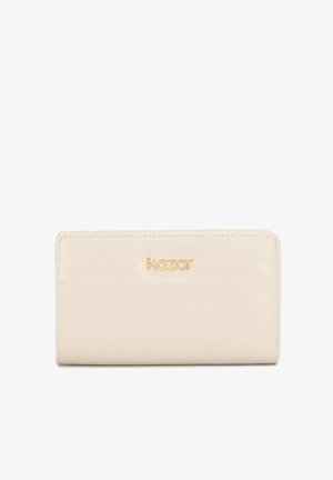 Kermanvärinen lompakko, jossa kiiltävä pinta ja kultainen logo. Suorakaiteen muotoinen muotoilu ommelluilla reunoilla ja sileä tekstuuri.