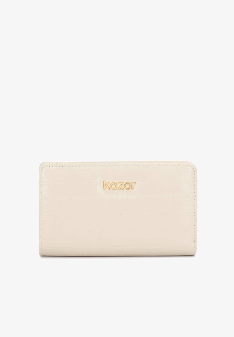 Peňaženka krémovej farby s lesklým povrchom, ozdobená zlatým logom. Obdĺžnikový dizajn so šitými okrajmi a hladkou textúrou.