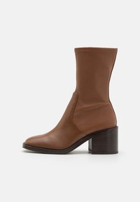 NOLAN STRETCH WITH BLOCK HEEL - Boots - acorn
