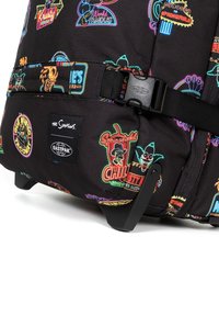 Schwarzer Stoffrucksack mit bunten, neonfarbenen Cartoon-Logos und Designs von "Die Simpsons", ausgestattet mit einem stabilen, verstellbaren Riemen und Kunststoffbeschlägen.