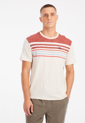 Lichtgekleurde t-shirt met korte mouwen en een rood-wit gestreept patroon. Heeft een ronde hals en een klein "PRO TEST" logo op de borst.