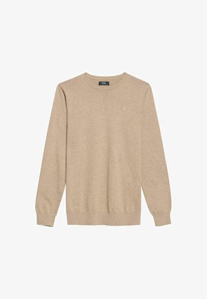 Jasnobrązowy sweter z miękkiego materiału, z okrągłym dekoltem, długimi rękawami i małym emblematem na piersi. Żebrowane mankiety i dół.